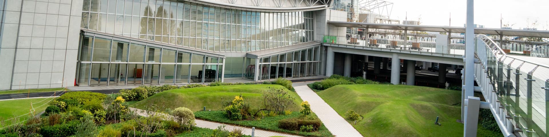 Tokyo Big Sight showing a garden and modern architecture