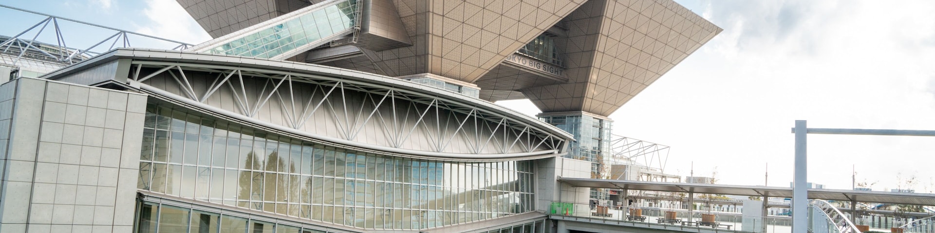 Tokyo Big Sight showing a garden and modern architecture
