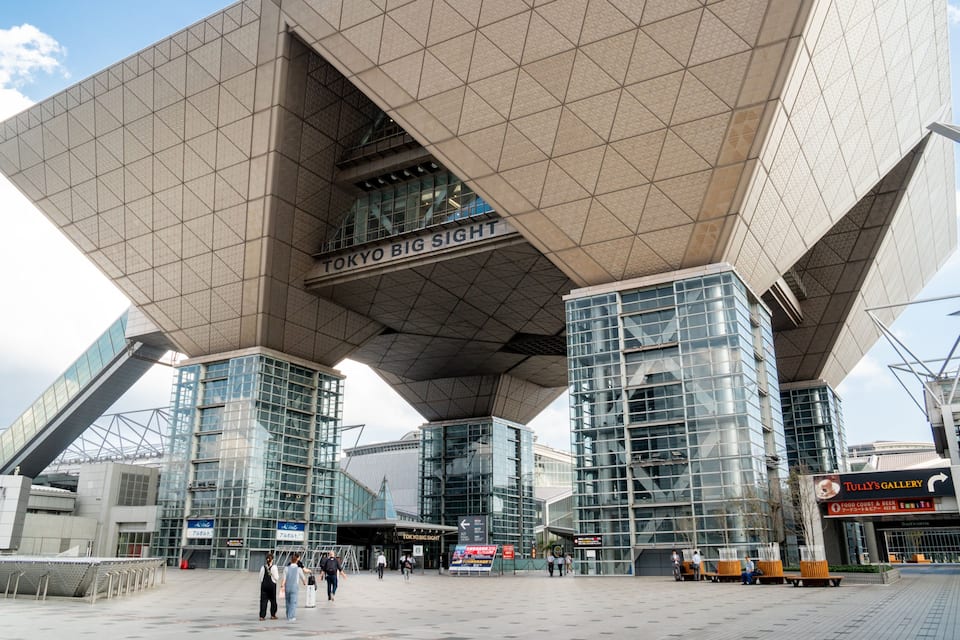 En modern arkitektonisk byggnad med en framträdande skylt som visar texten ”TOKYO BIG SIGHT”.