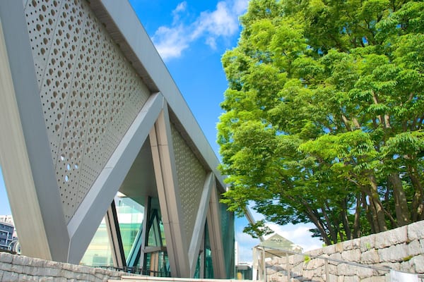 Tokyo Museum of Contemporary Art which includes modern architecture, art and a city