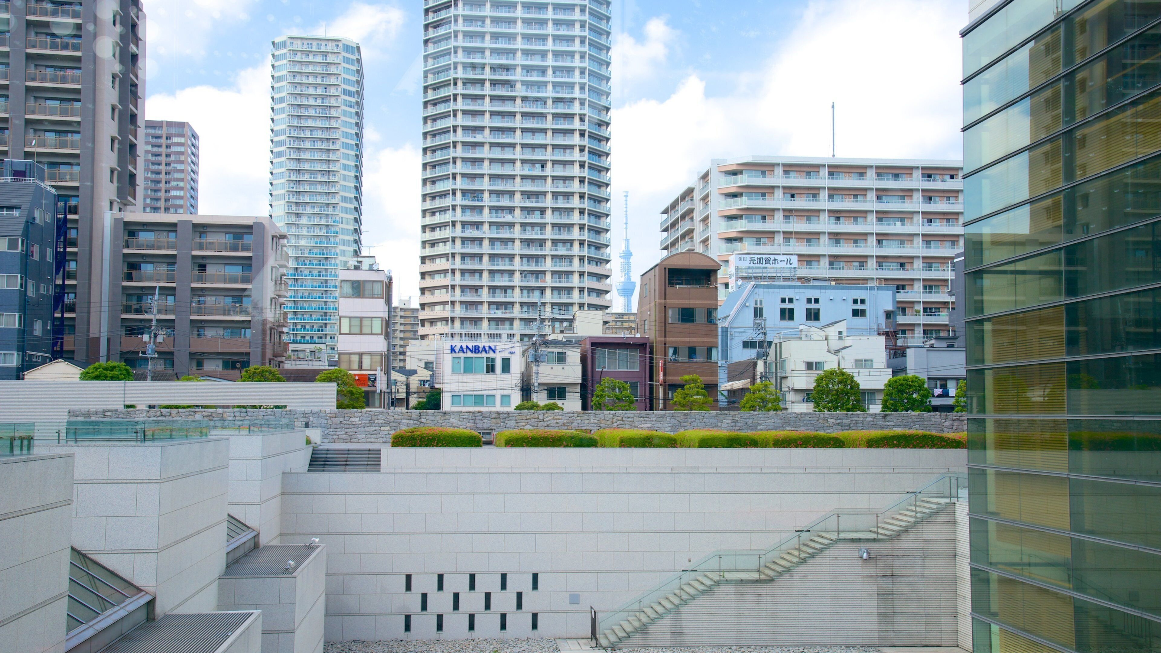 Tokyo Museum of Contemporary Art showing city views, art and a high rise building
