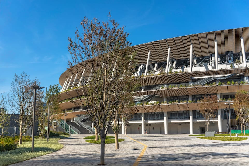Een modern architectonisch gebouw met een gebogen dak en meerdere verdiepingen.