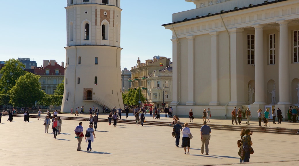 大教堂廣場 呈现出 懷舊元素 和 廣場 以及 小群人