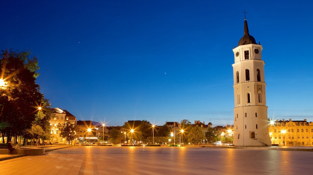 จัตุรัส Cathedral ซึ่งรวมถึง จัตุรัสหรือพลาซ่า และ วิวกลางคืน