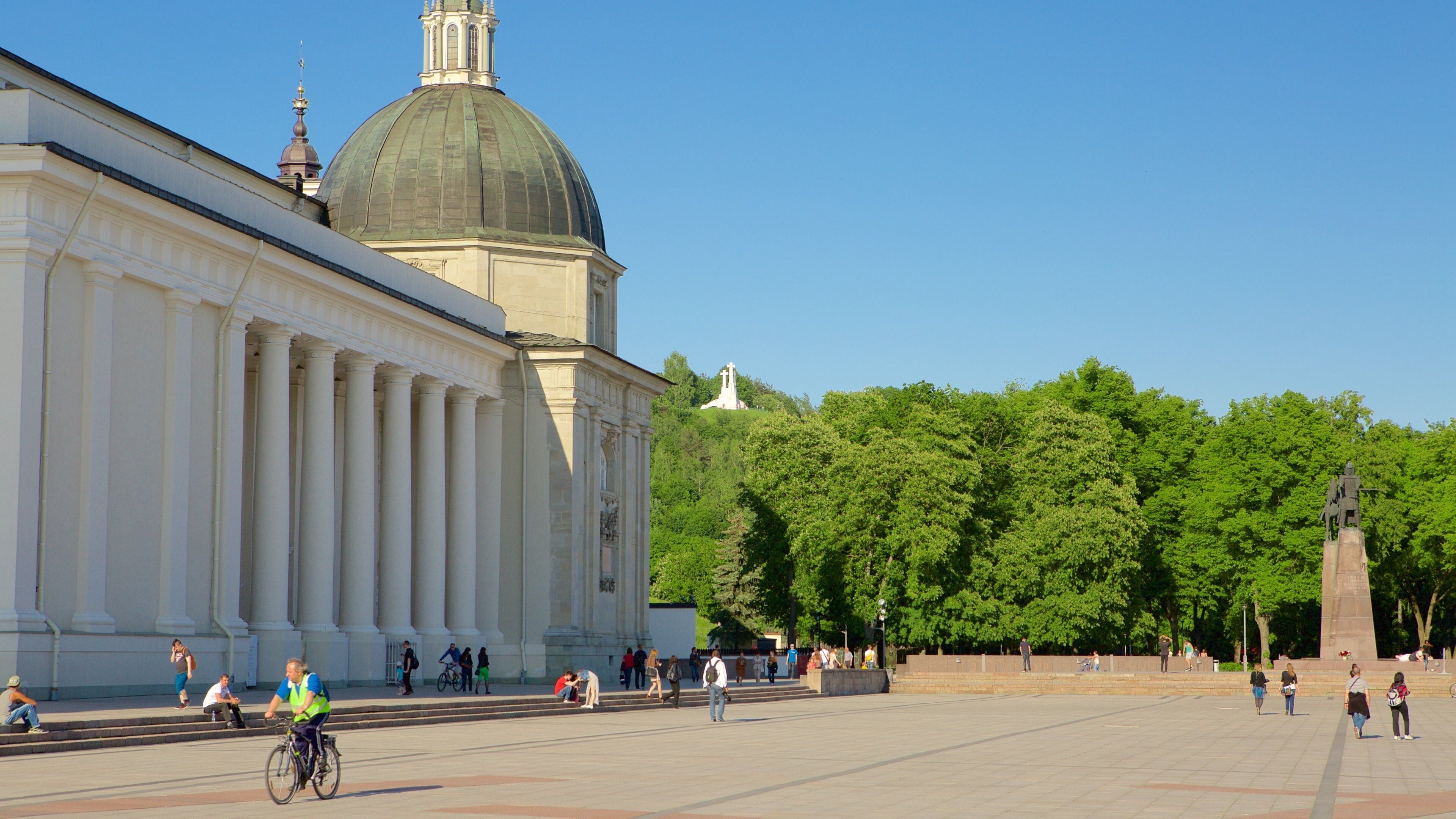 Cathedral Square which includes a square or plaza