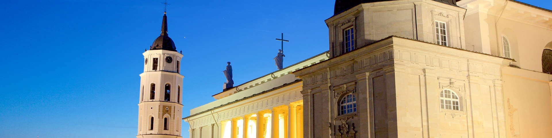 Cathedral Square mostrando elementos patrimoniales, aspectos religiosos y escenas de noche