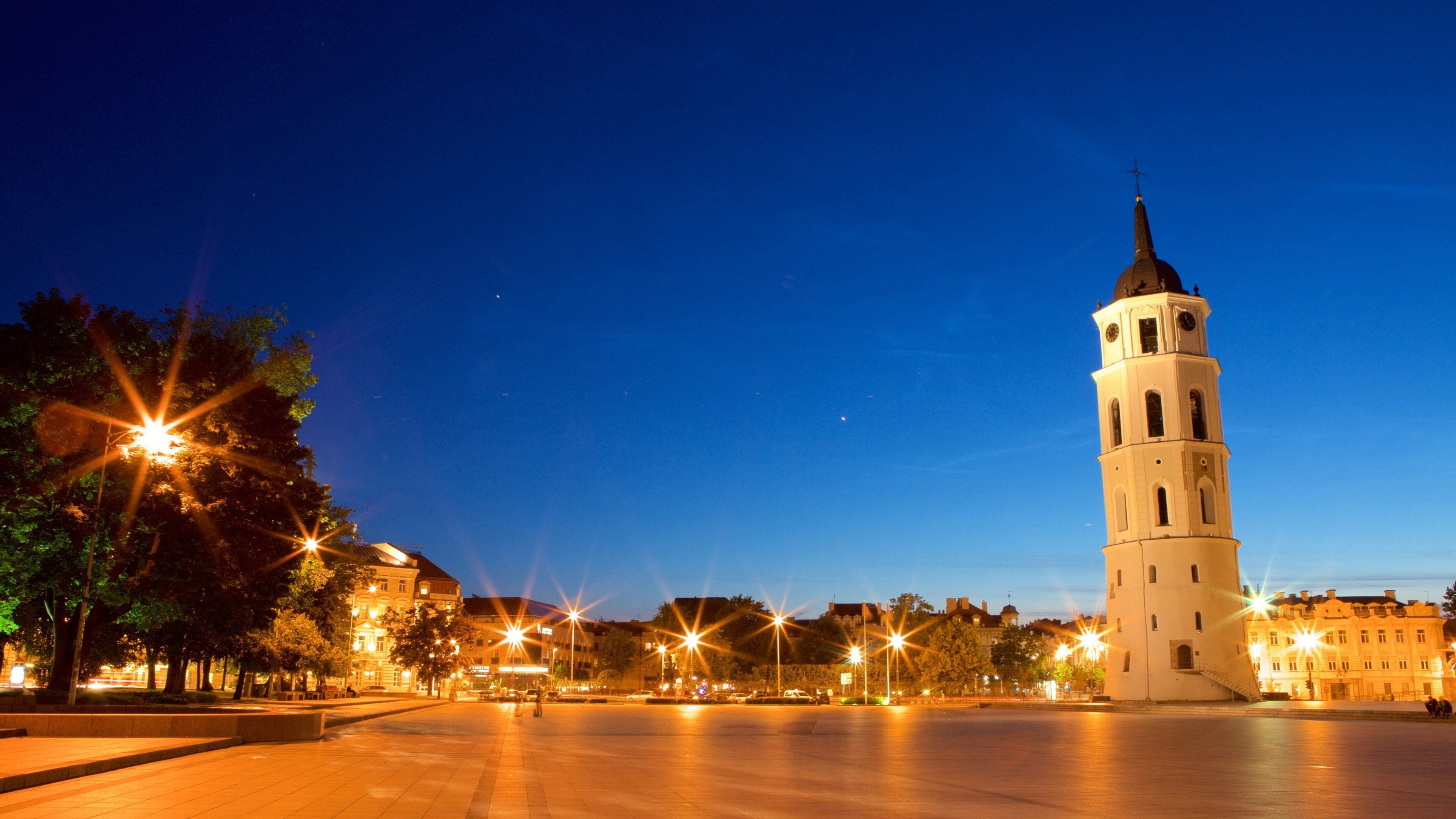 Cathedral Square caracterizando elementos de patrimônio, uma igreja ou catedral e uma praça ou plaza
