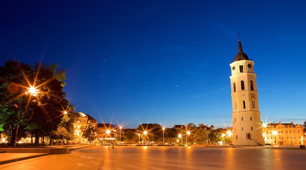 大教堂廣場 设有 教堂或大教堂, 夜景 和 廣場