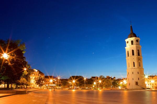 Cathedral Square welches beinhaltet bei Nacht, Platz oder Plaza und Geschichtliches