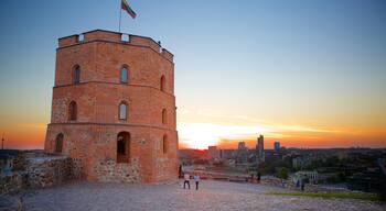 Torre Gediminas mostrando castillo o palacio y un atardecer