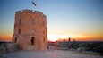 Gediminas-tornet som visar ett slott och en solnedgång