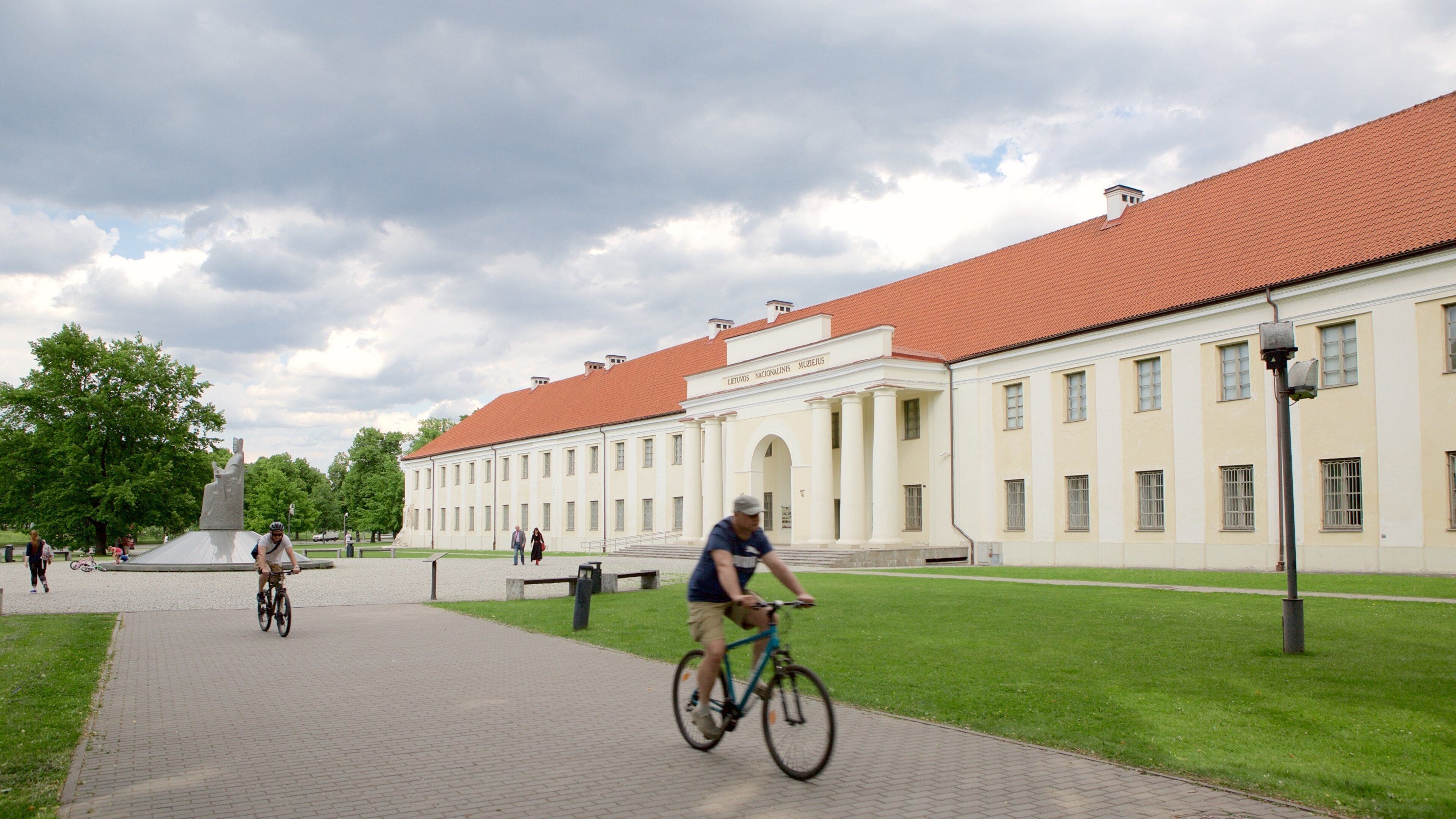리투아니아 국립박물관 을 특징 문화유산 요소, 자전거 타기 과 정원