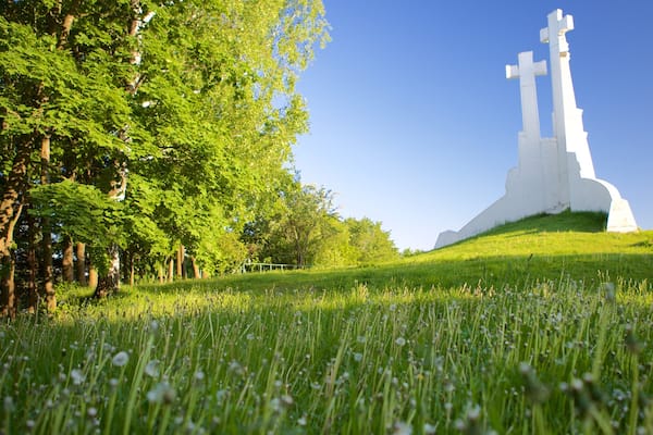 Three Crosses featuring a garden, religious aspects and a monument