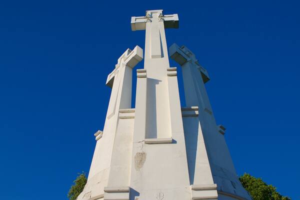 Trys kryžiai mit einem Monument und religiöse Elemente
