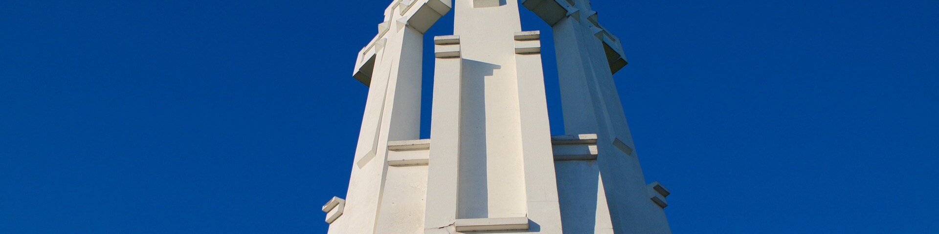Tres Cruces ofreciendo un monumento y elementos religiosos