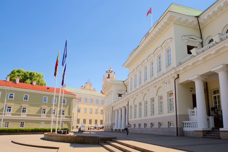 En historisk byggnad med klassisk arkitektur, inklusive kolonner och en kupol.