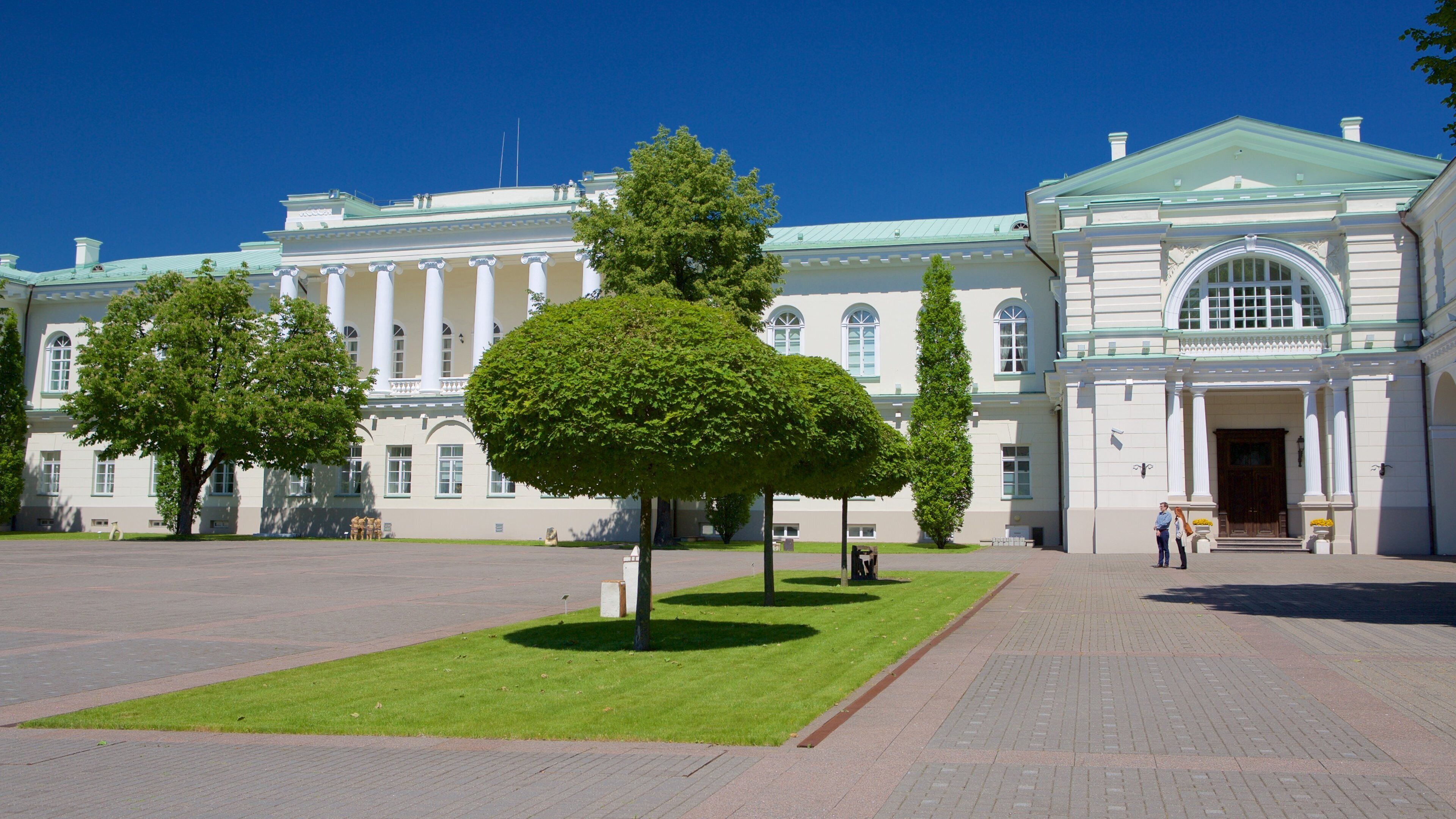 Palacio Presidencial que incluye un parque y una plaza
