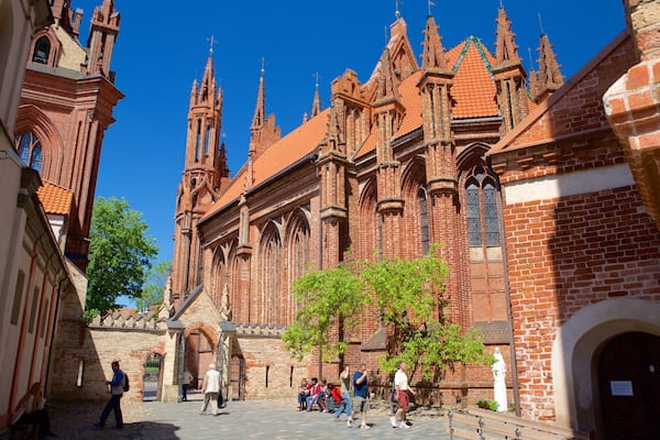 Kirchen Hl. Anna mit einem Kirche oder Kathedrale und historische Architektur sowie kleine Menschengruppe