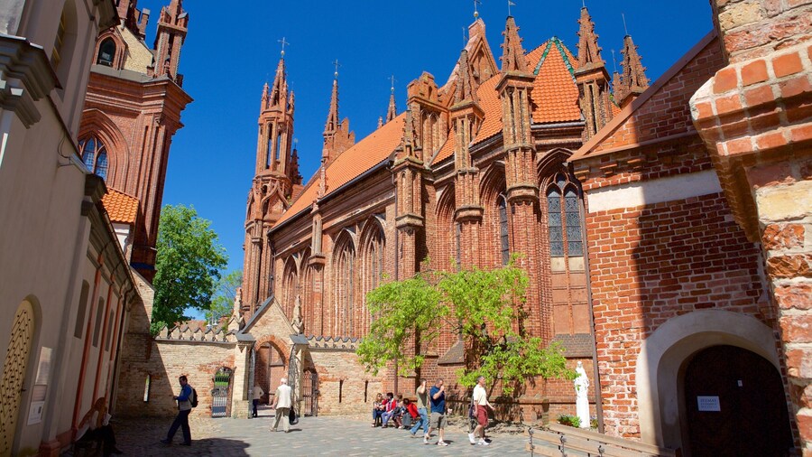 Eglise Sainte-Anne montrant église ou cathédrale et patrimoine architectural aussi bien que petit groupe de personnes
