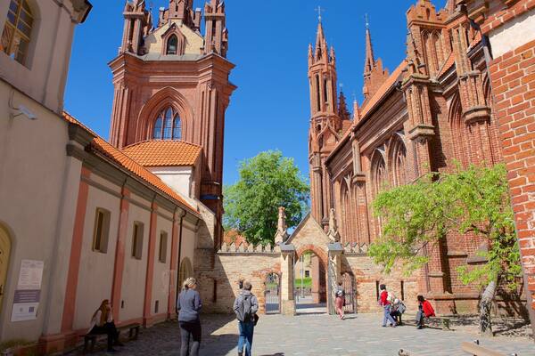 Kirchen Hl. Anna mit einem historische Architektur und Kirche oder Kathedrale sowie kleine Menschengruppe