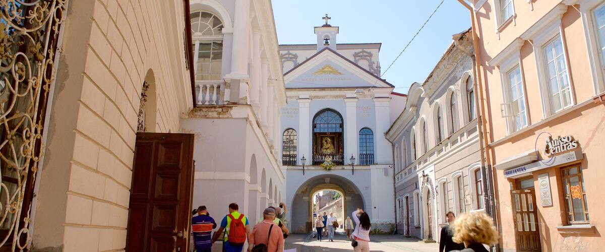 Porta dell\'alba che include chiesa o cattedrale cosi come un piccolo gruppo di persone