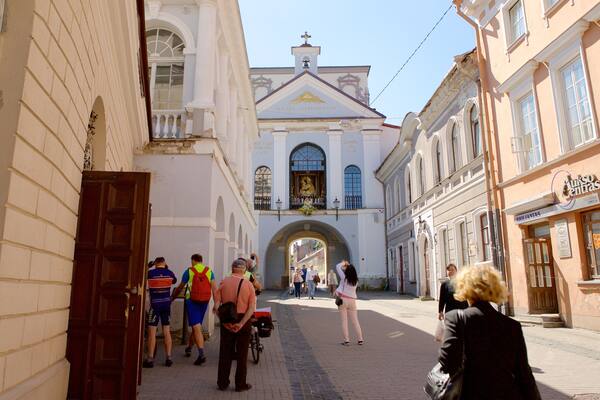 Das Tor der Morgenröte welches beinhaltet Kirche oder Kathedrale sowie kleine Menschengruppe