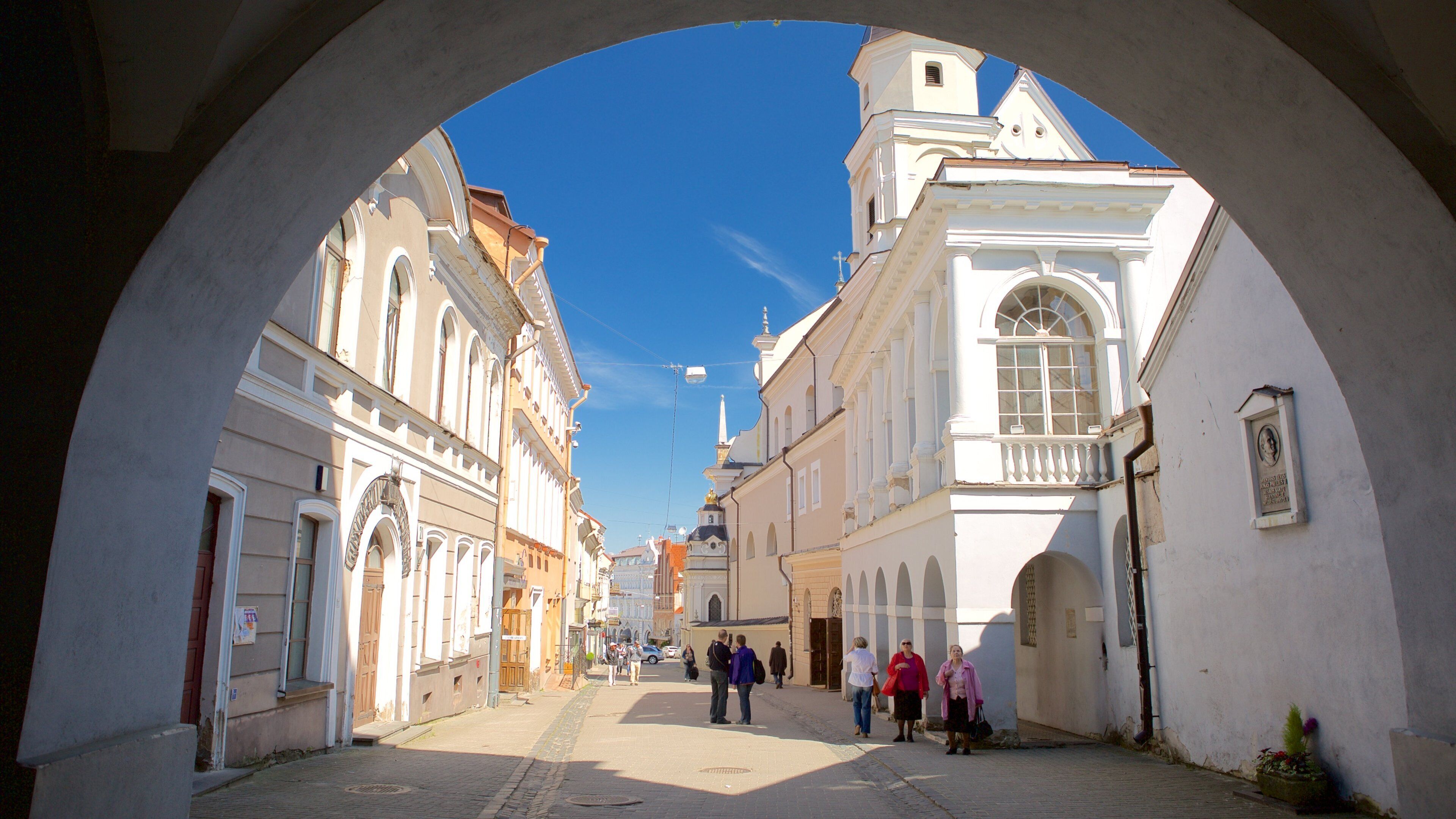 Porta dell\'alba cosi come un piccolo gruppo di persone