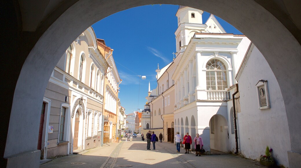 Porta dell\'alba cosi come un piccolo gruppo di persone