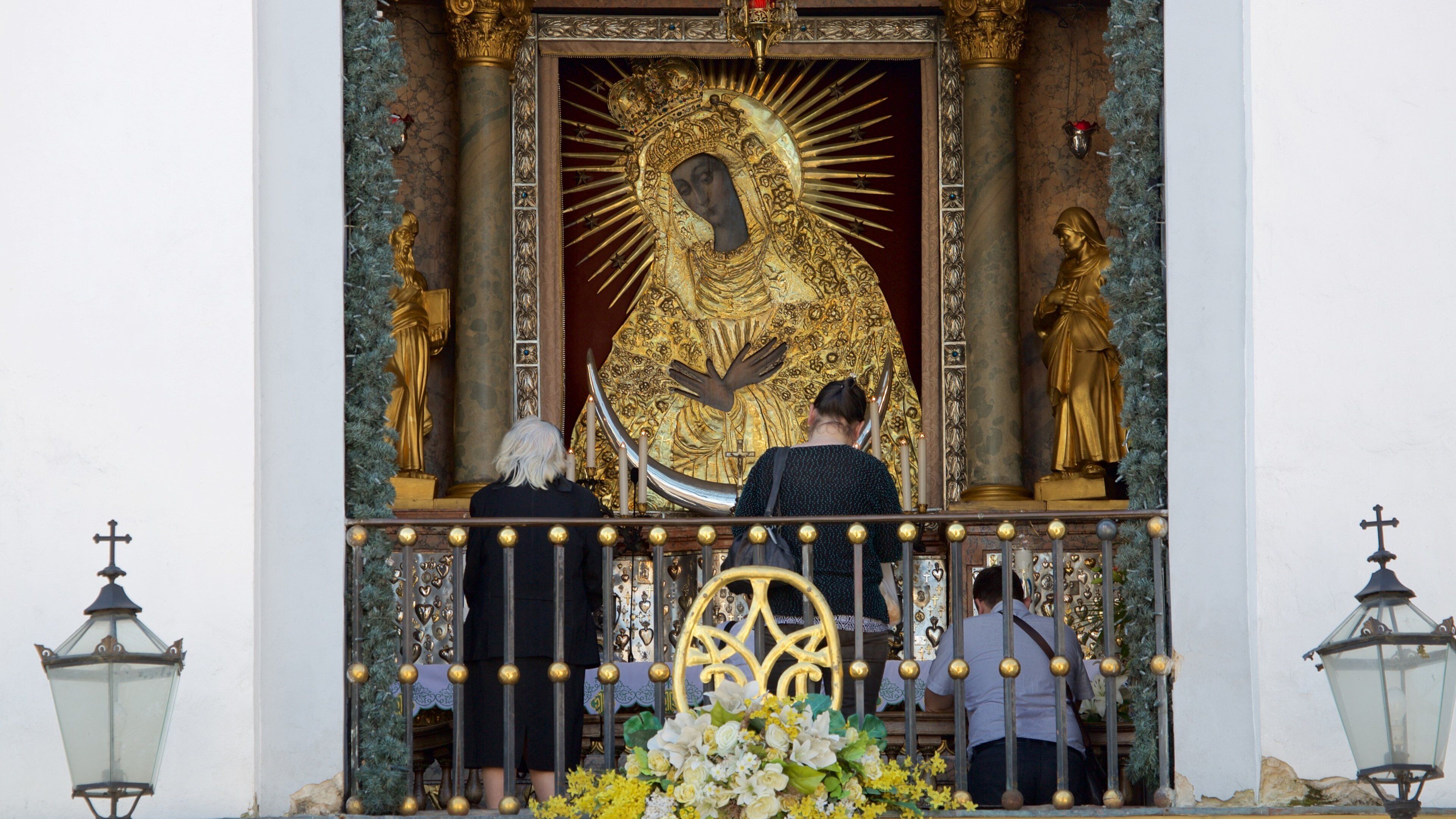 Gryningsporten som visar konst och religiösa aspekter såväl som en liten grupp av människor