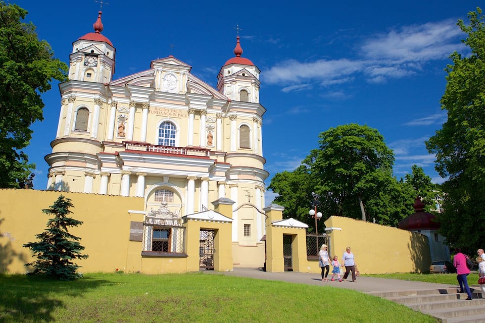 Une église historique dotée de deux coupoles rouges et d’une façade jaune.