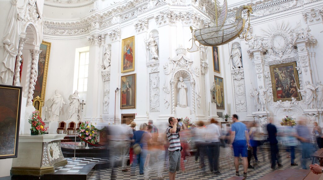 Iglesia de San Pedro y San Pablo ofreciendo elementos del patrimonio, una iglesia o catedral y vistas interiores