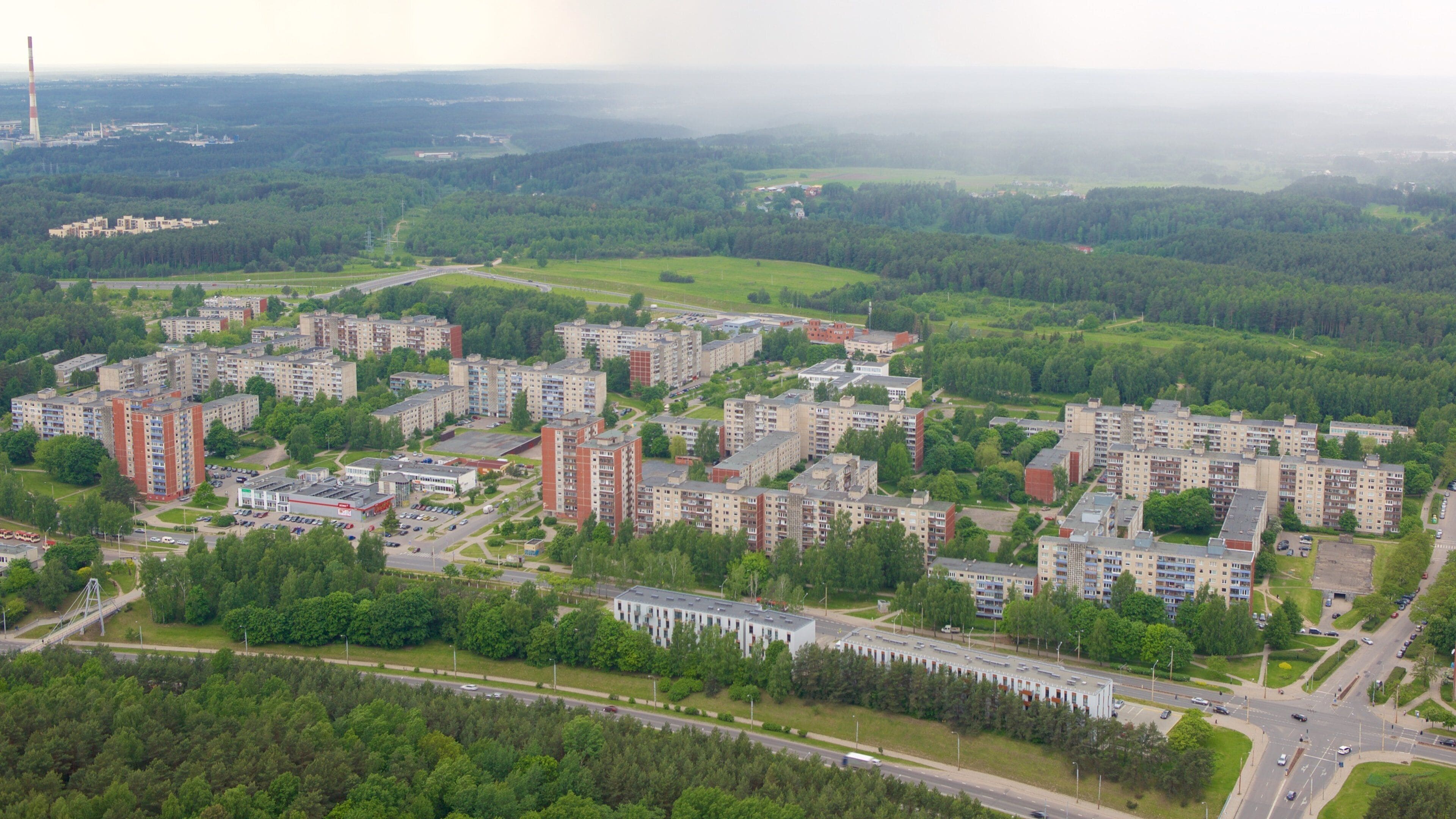 Vilnan televisiotorni johon kuuluu rauhalliset maisemat ja kaupunki
