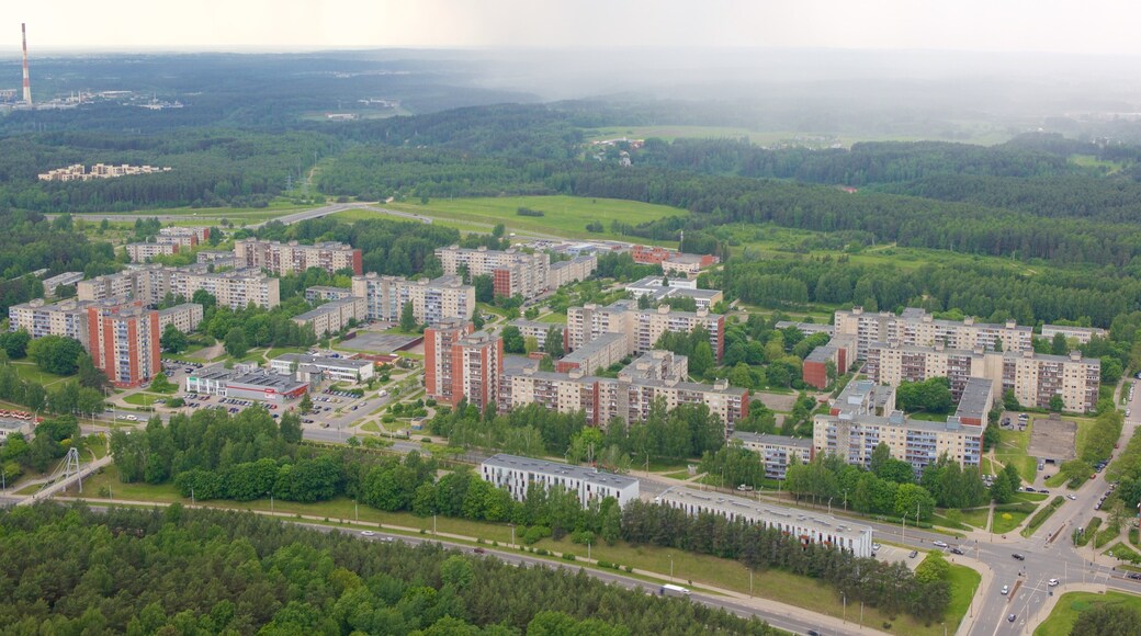 Vilnan televisiotorni johon kuuluu rauhalliset maisemat ja kaupunki