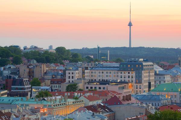 Vilnius Fernsehturm welches beinhaltet Sonnenuntergang