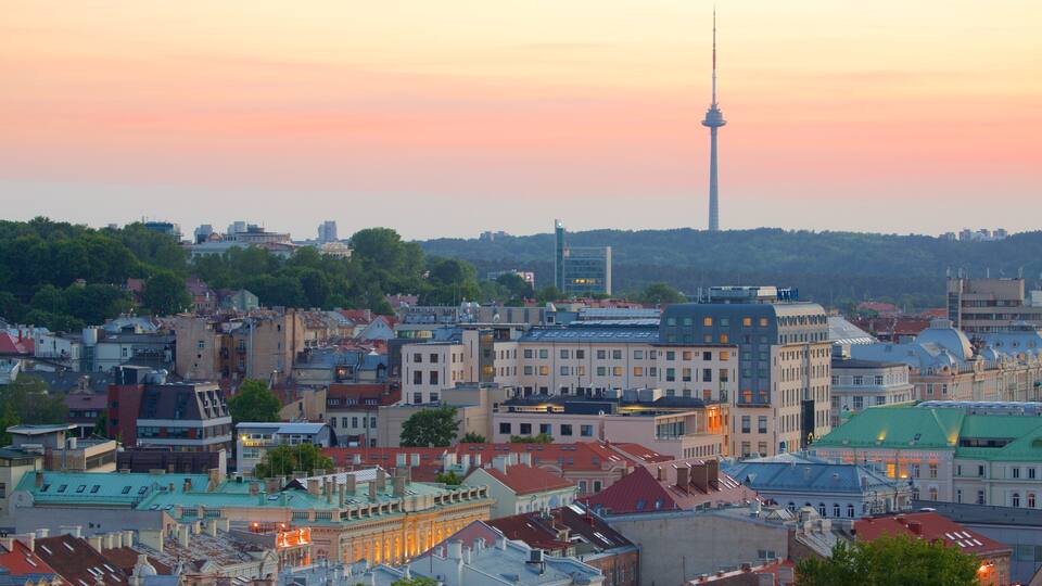 Eine Stadtansicht mit einem markanten Turm und einer Mischung aus historischen und modernen Gebäuden.