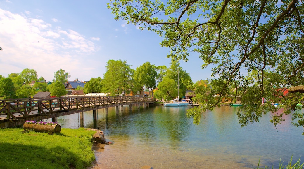 ปราสาืท Trakai Island ซึ่งรวมถึง สะพาน และ แม่น้ำหรือลำธาร