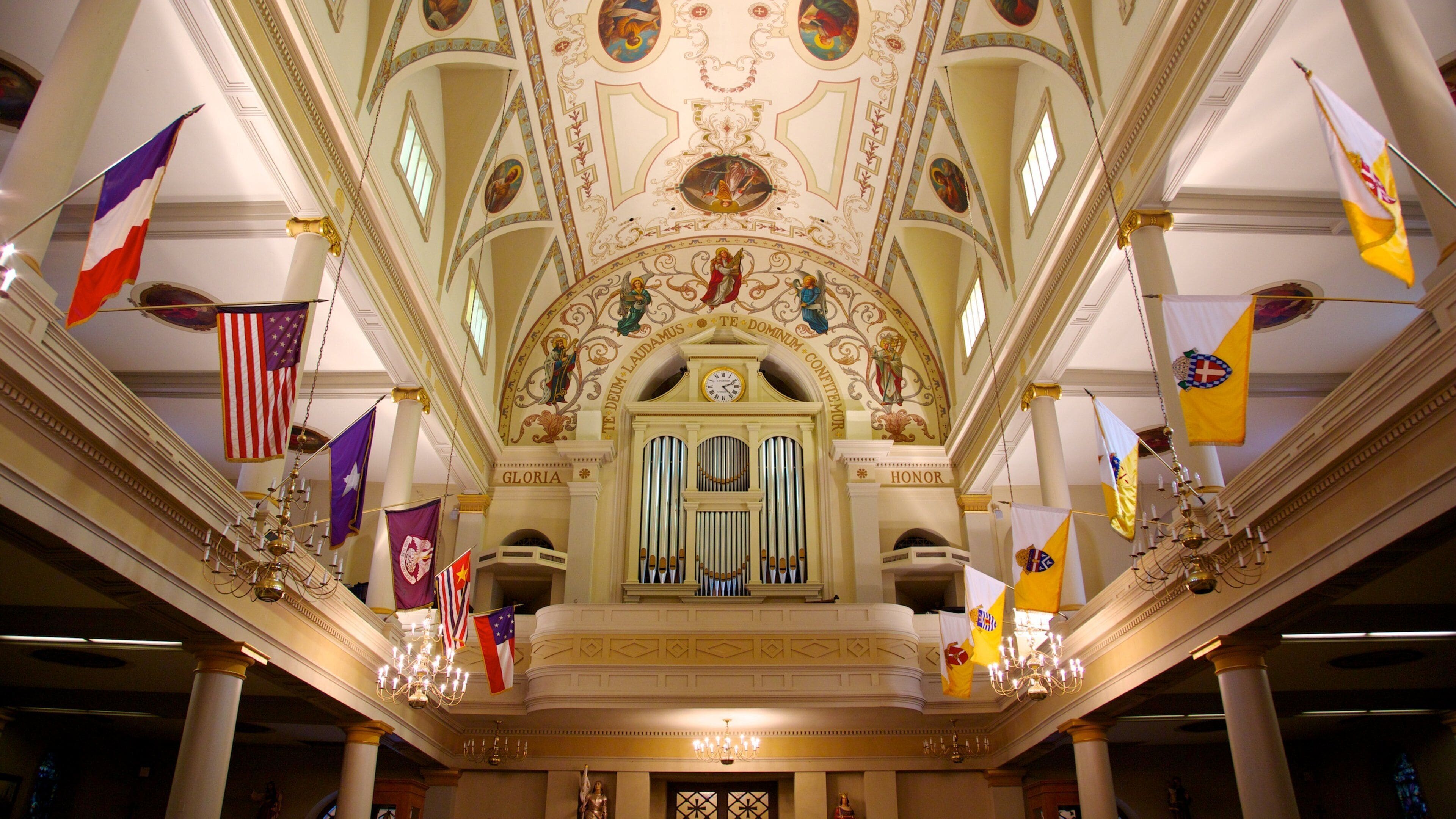 Cathédrale Saint-Louis qui includes aspects religieux, église ou cathédrale et vues intérieures