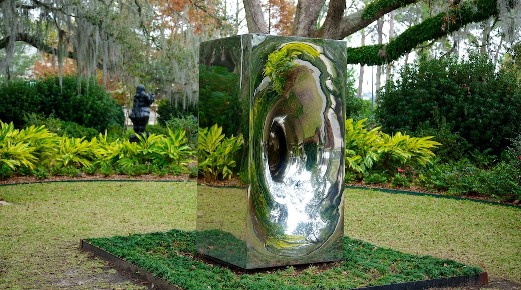 New Orleans Museum of Art featuring a park and art