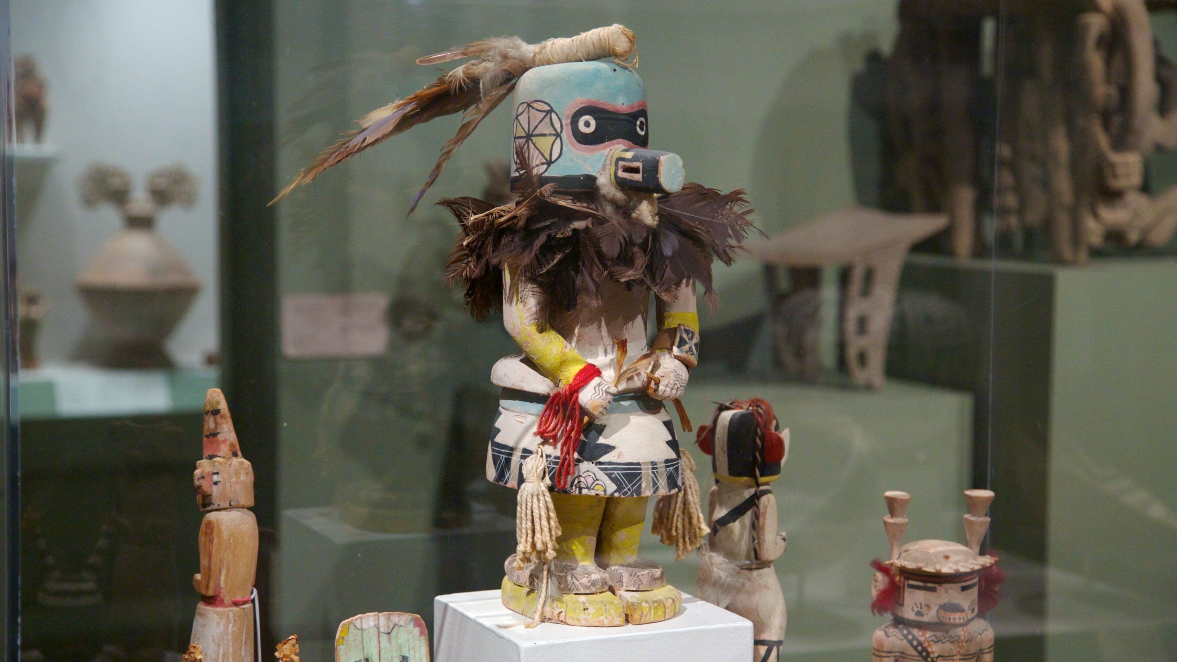 New Orleans Museum of Art showing interior views, art and a memorial