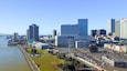 Un horizonte urbano con un río, un puente y varios edificios altos, incluyendo un hotel Marriott.
