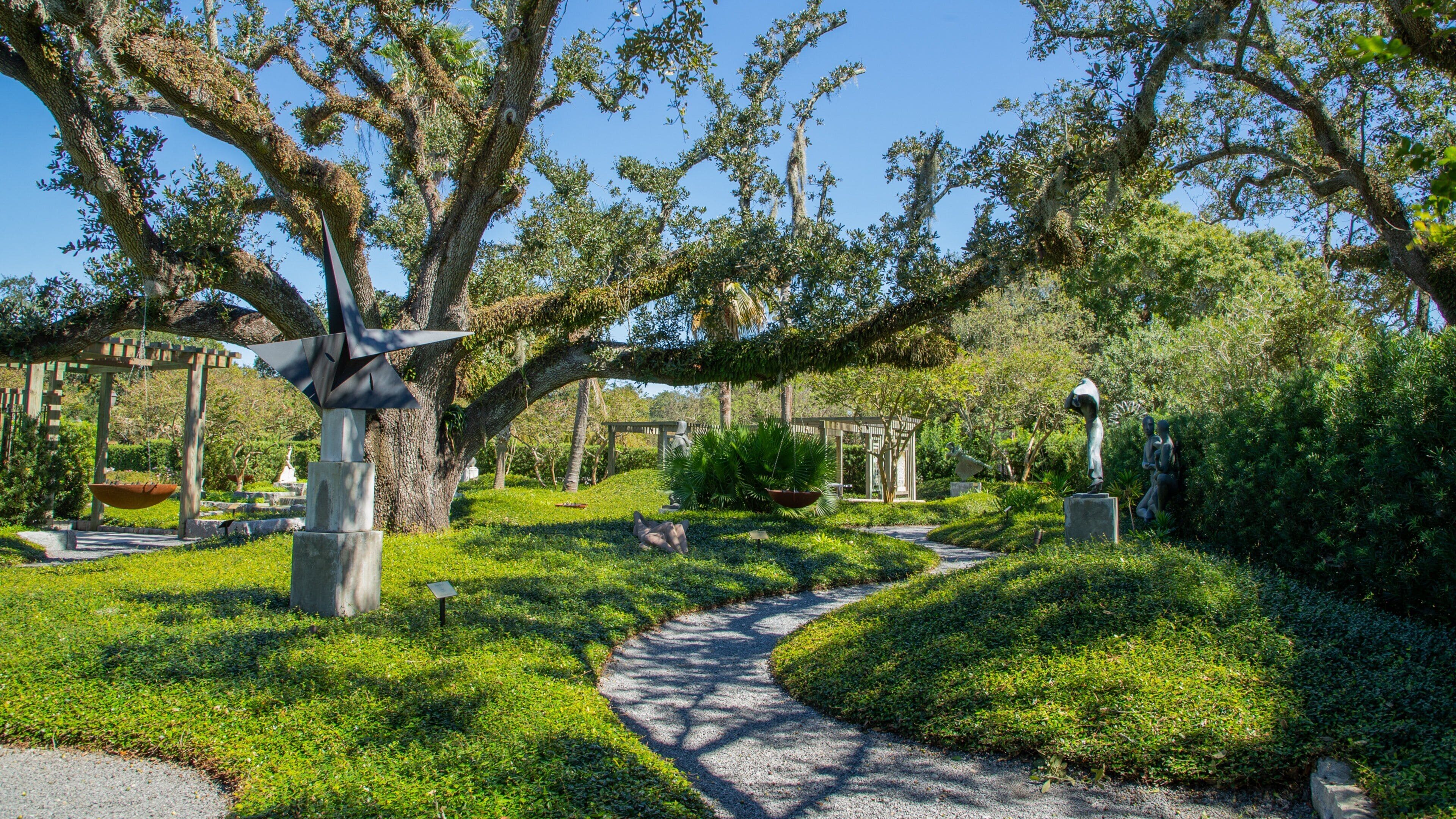 New Orleans Botanical Garden showing a statue or sculpture and a park
