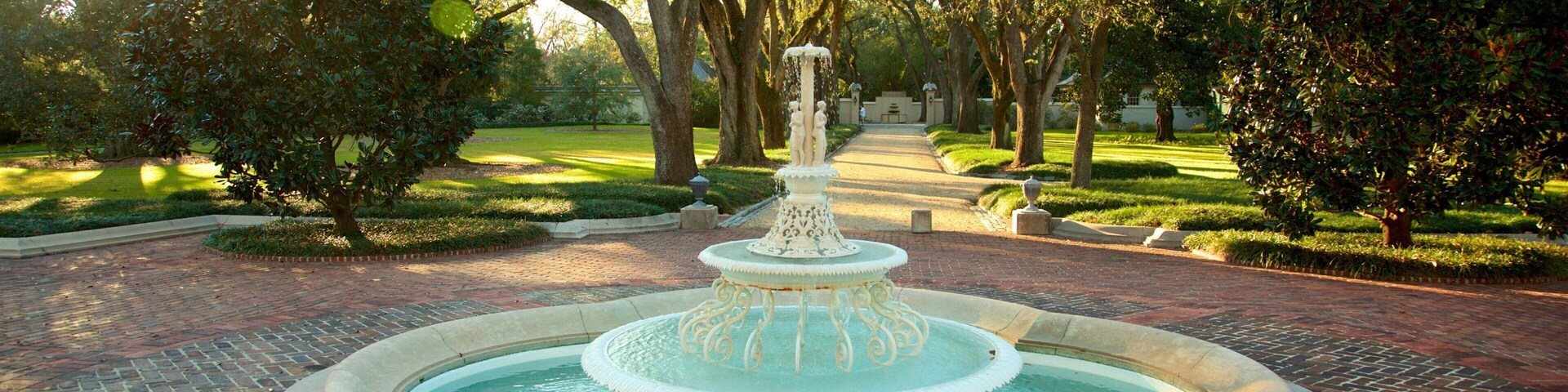 Longue Vue House and Gardens which includes a fountain and a park