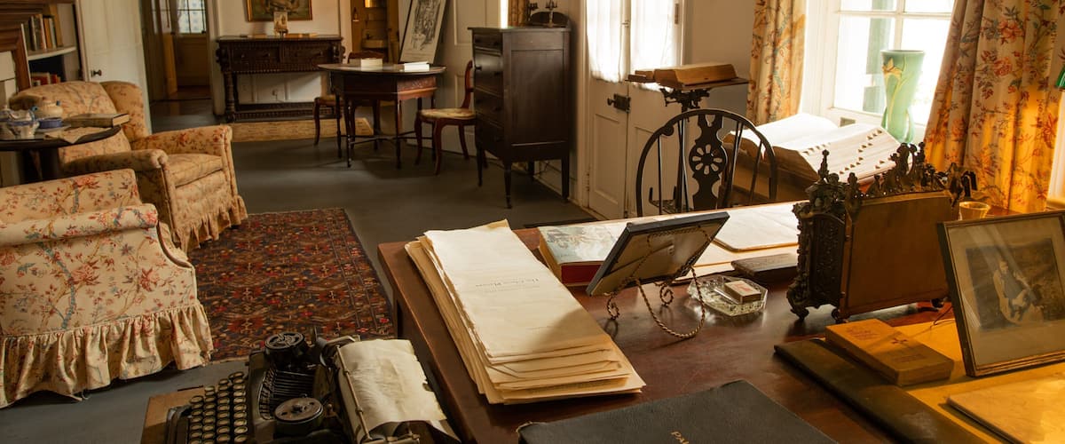 Beauregard-Keyes House featuring a house, interior views and heritage elements