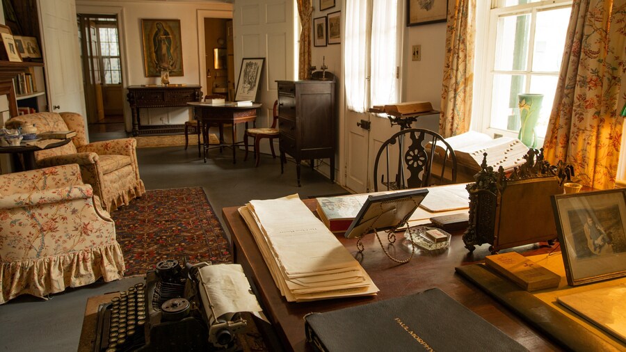 Beauregard-Keyes House featuring a house, interior views and heritage elements