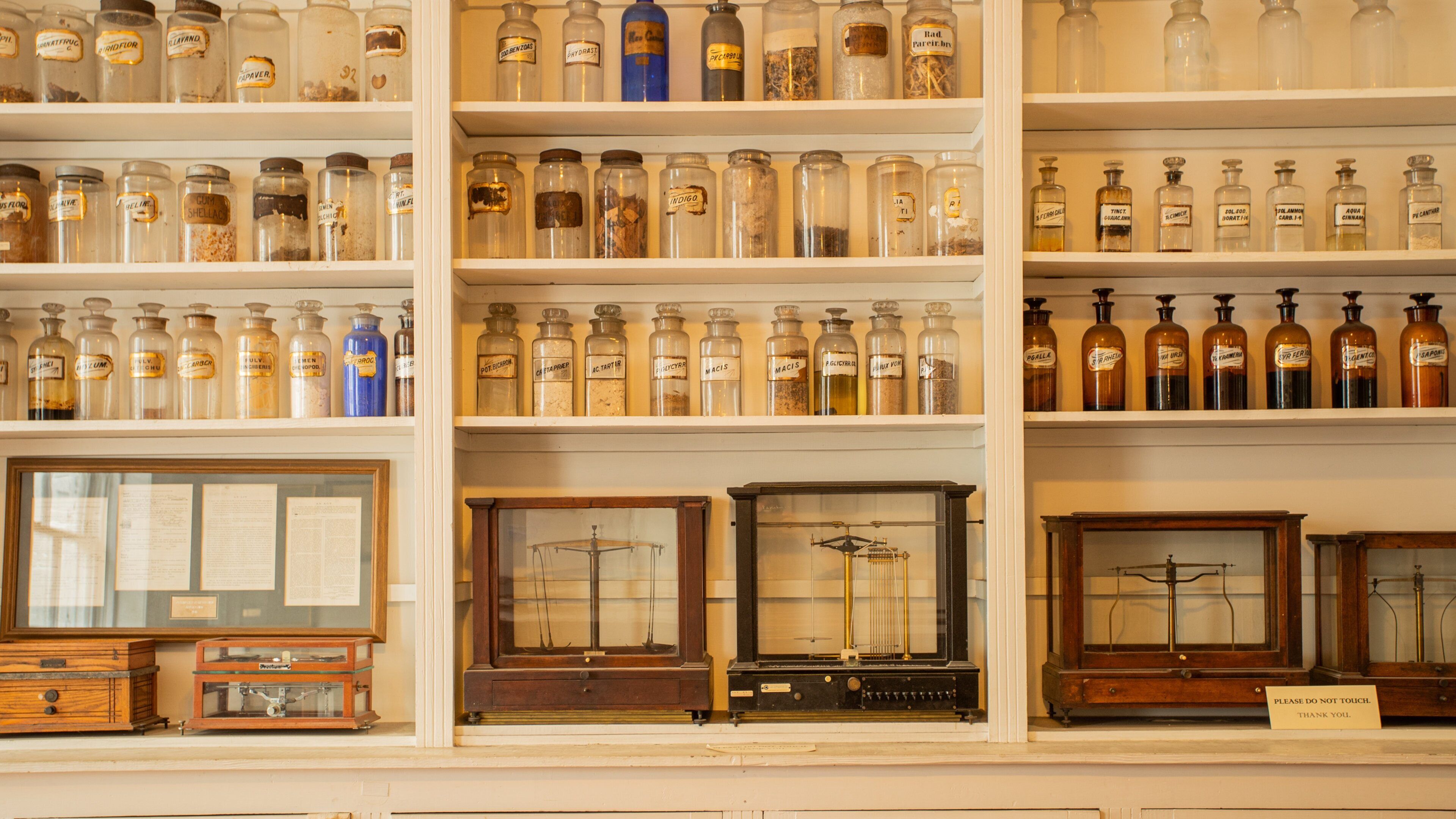 New Orleans Pharmacy Museum showing interior views