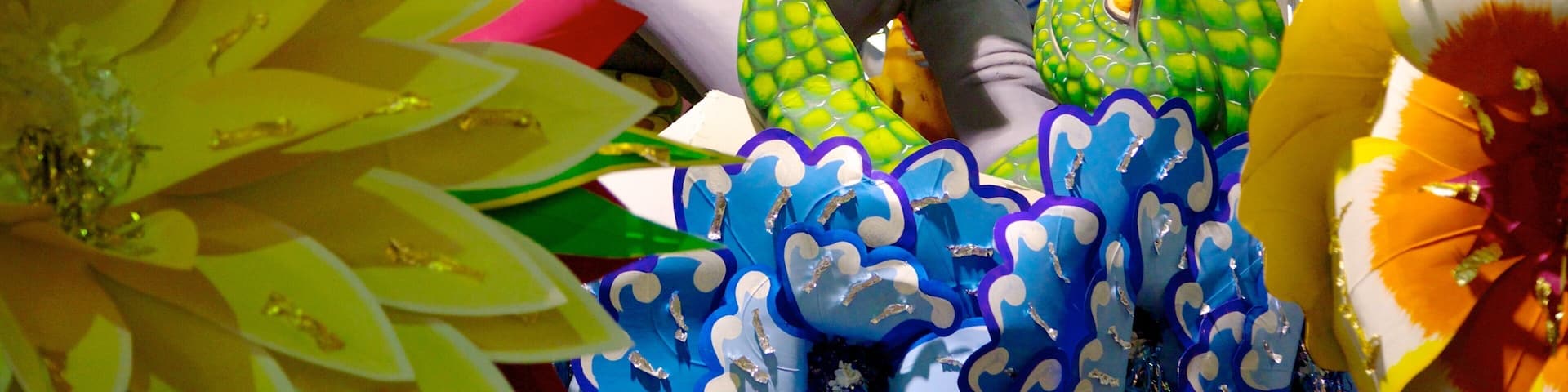 Mardi Gras World qui includes fleurs, vues intérieures et art