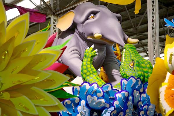 Mardi Gras World que incluye flores, arte y vistas interiores