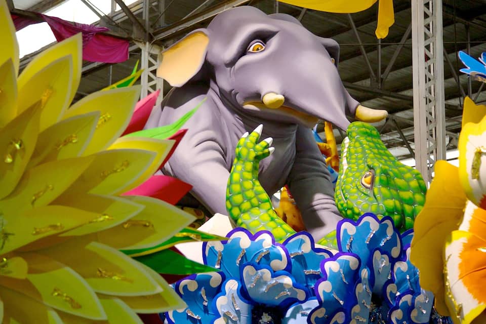 Une grande statue d’éléphant, entourée de décorations colorées.