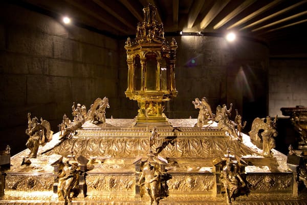 Treasure Museum of St. Lorenzo Cathedral showing heritage elements and interior views