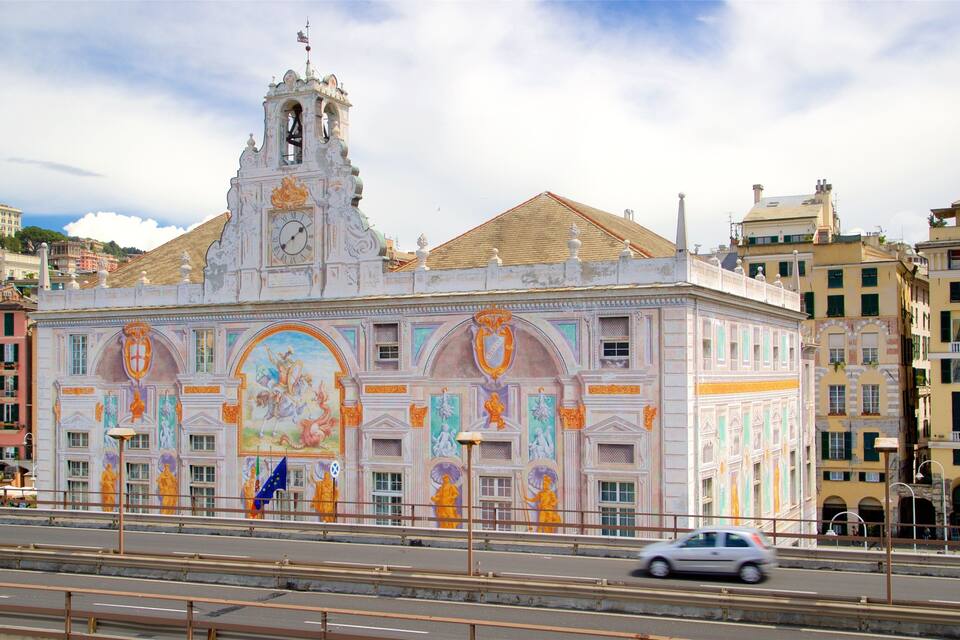 Un edificio histórico con murales elaborados y una torre de reloj.